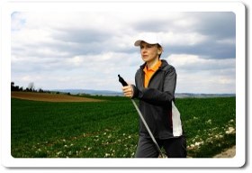 Frau beim Nordic Walking Frau beim Saunieren